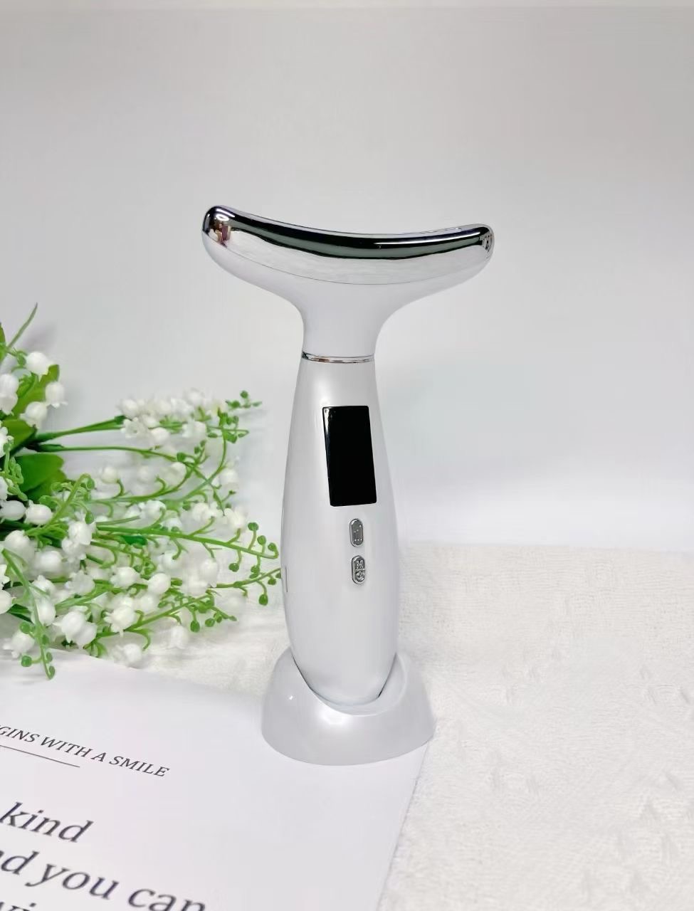 EMS LED Light Cold & Heat Face and Neck Lifting Massager - 图片 3