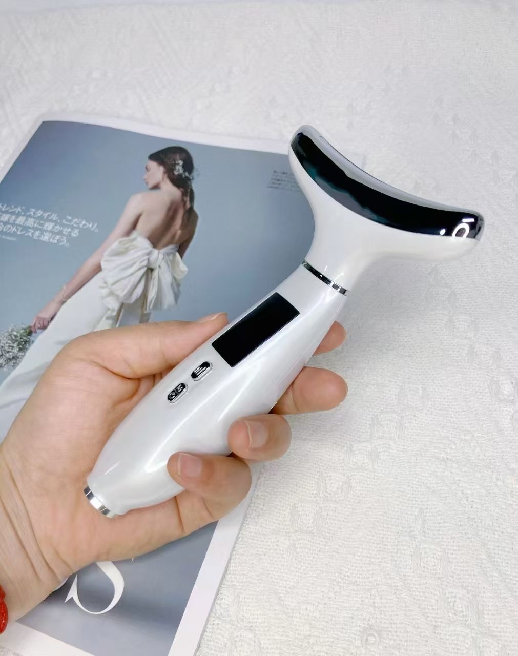 EMS LED Light Cold & Heat Face and Neck Lifting Massager - 图片 5